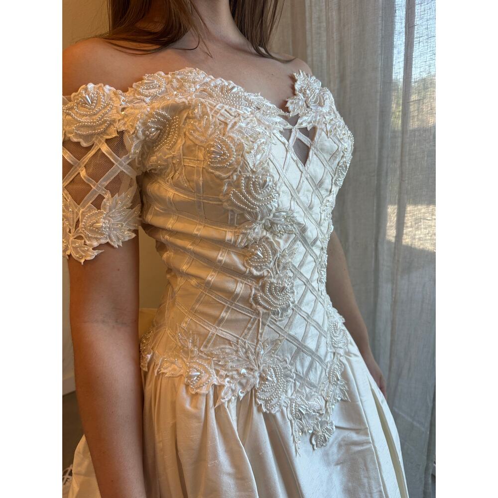 Gloria Vanderbilt 80s Beaded Lace Wedding Gown Off Shoulder Silk Bridal Dress 8 - Picture 3 of 6